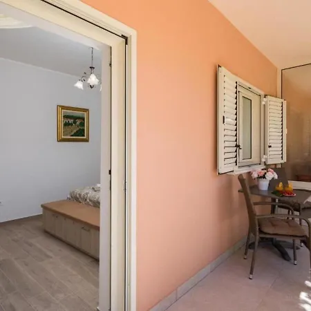 Dora Apartment *