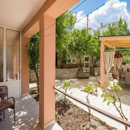 Apartment Dora *