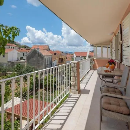 アパート Dora トロギール